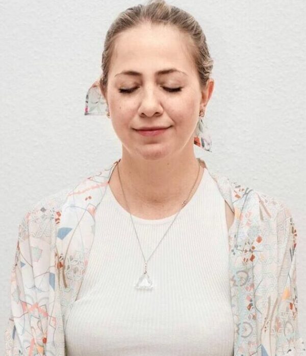 Stefanie Honings meditiert auf einer Yogamatte mit geschlossenen Augen für innere Ruhe